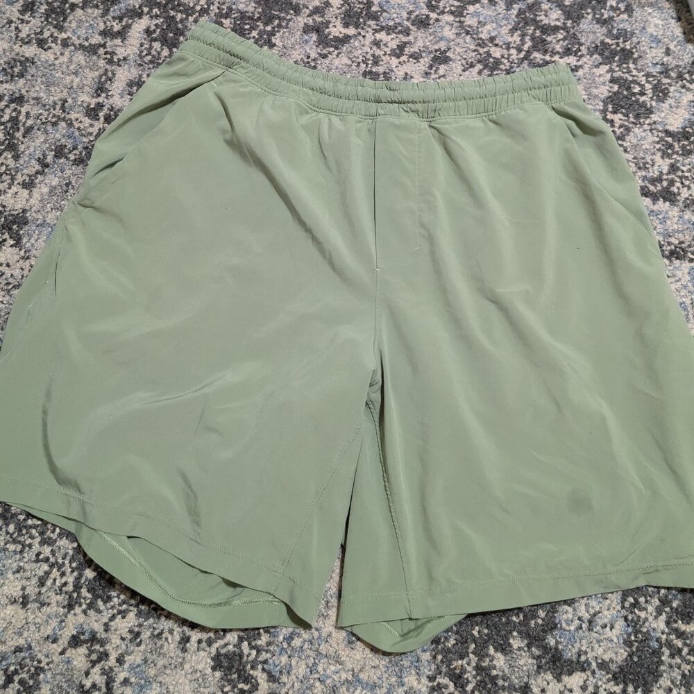 Lululemon Men’s Green Athletic Shorts w Liner – Size Large *small stain*